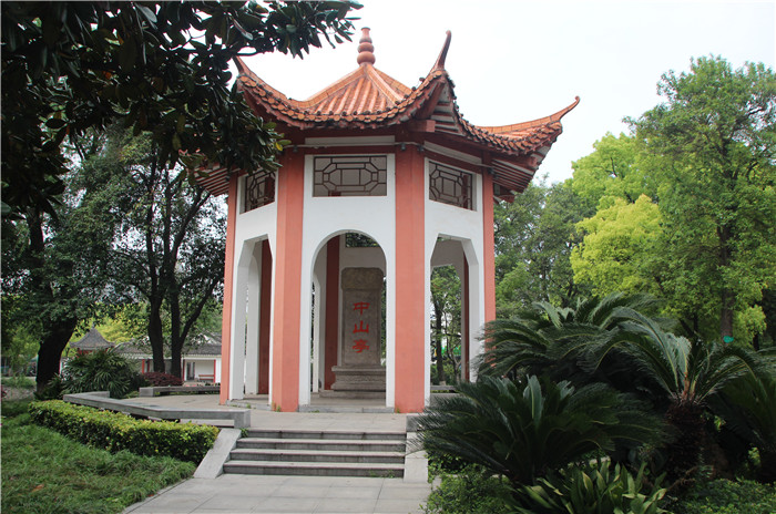 荆州市园林绿化行业协会会长单位,中山公园动物园是中国动物园协会_动物世界 九龙渊公园西傍荆州古城东门外九龙桥南侧,南临屈原塑像,北依凤凰广场,是一处环境优美、文化底蕴深厚、条件得天独厚的大型民众休闲游乐场所。如今这里已成为市民和中外游客闲庭信步、怡情荡舟的欢乐之园。公园的主体建筑为九龙渊龙舟赛场和屈原塑像。 荆州是中国优秀旅游城市。荆州旅游资源得天独厚,文化旅游、生态旅游蔚为大观。全市旅游景点呈现"一城三片"的格局。"一城"即闻名遐迩的荆州古城,其中纪南城、关公庙、章华寺、乌林古城场、华容道等人文景观经久不衰,荆州博物馆被评为国家首批"4A"博物馆。