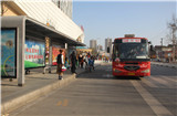 刚刚进站的公交